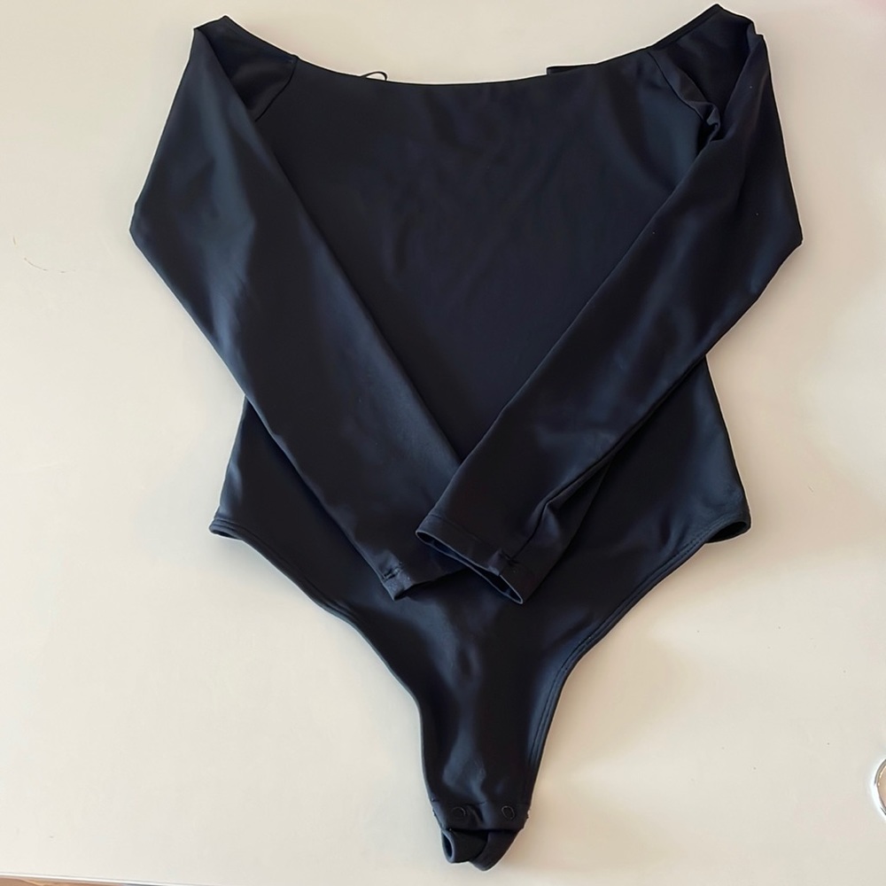 Aritzia Babaton Contour Squareneck Longsleeve Bodysuit